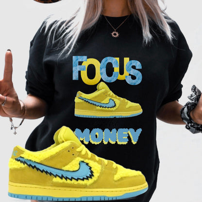 Zapatillas Dunk de GreatfulDead amarillas y azules a juego con camiseta "Focus on the Money"