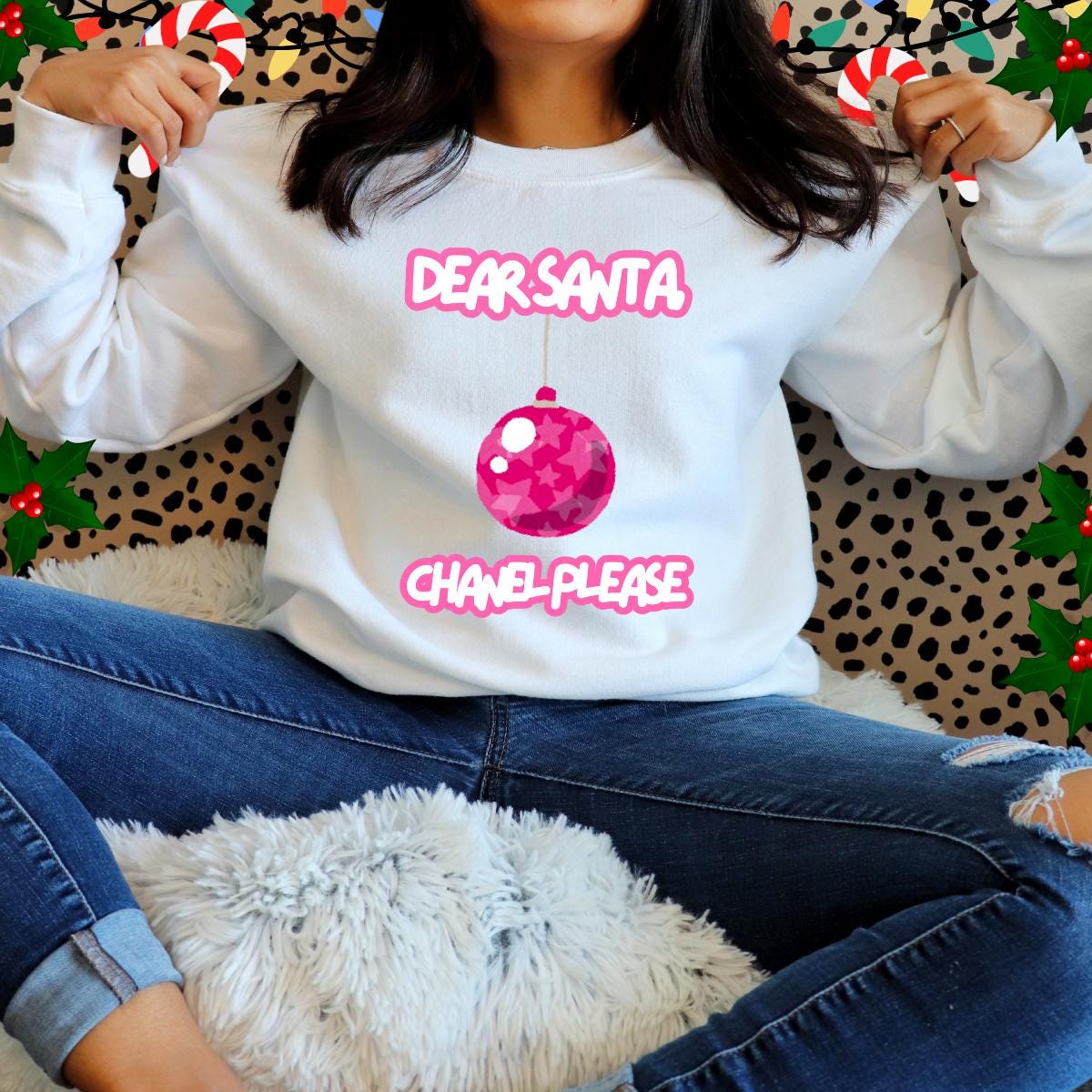 Sudadera con capucha y adorno navideño en color rosa intenso con la frase "Querido Papá Noel, Chanel, por favor"