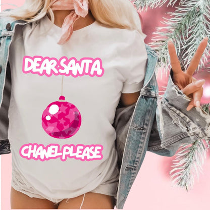 تي شيرت للجنسين مطبوع عليه عبارة "Dear Santa, Chanel Please" مع زينة عيد الميلاد باللون الوردي الفاتح