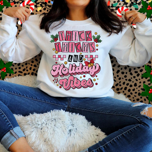 Sudadera con capucha rosa con efecto purpurina artificial y efecto "Thick Thighs Holiday Vibes"